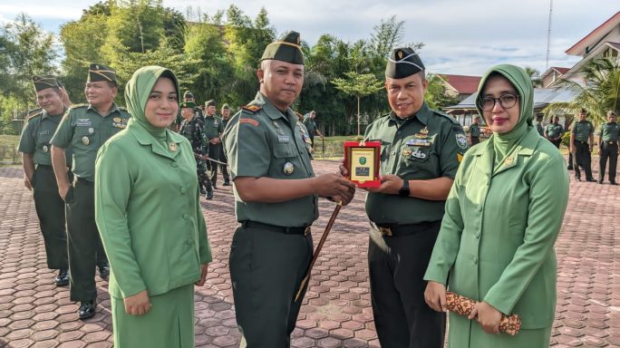 Dandim 0111/Bireuen Pimpin Upacara Bendera Mingguan Dan Tradisi Korp Raport Masuk Dan Pelepasan Satuan