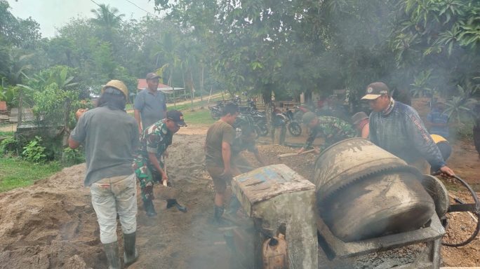 Bersama warga Babinsa Indra Makmu Kerja Bakti Bangun Lapangan Volly