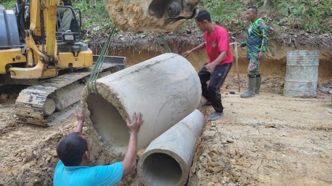 Satgas TMMD 117 Kodim Aceh Timur Bersama Warga Pasang Gorong-Gorong di STA 800