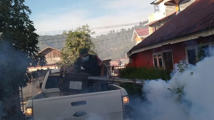 Membasmi Sarang Nyamuk, Babinsa Dampingi Kegiatan Penyemprotan Fogging