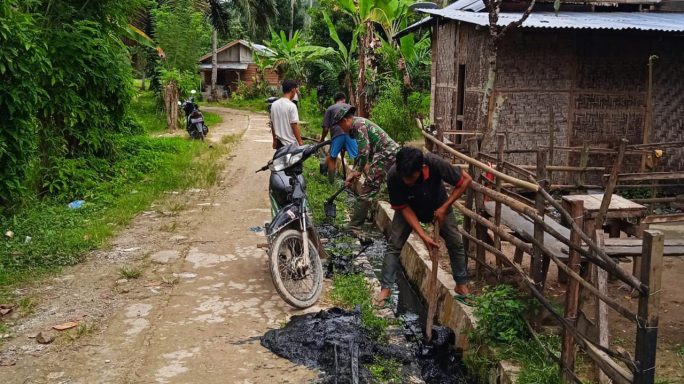 Kepekaan Babinsa Yusri, Ajak Warga Bersihkan Parit Minimalisir Banjir di Musim Penghujan