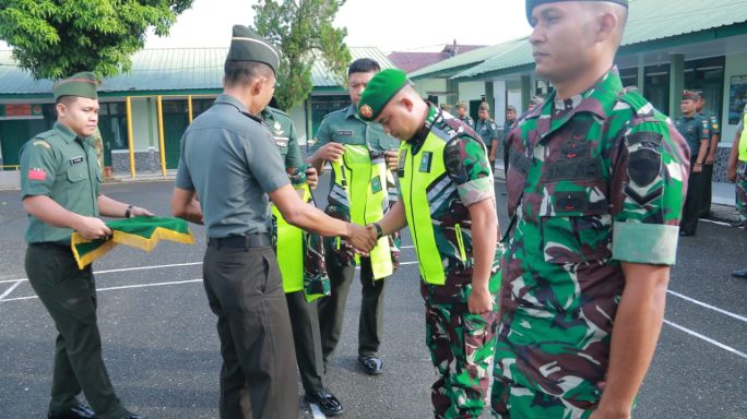 Dandim 0105/Abar Sematkan Rompi Babinsa Secara Simbolis