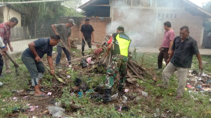 Babinsa Koramil 04/Peudada Bersama Warga Gotong Royong Bersihkan Lingkungan