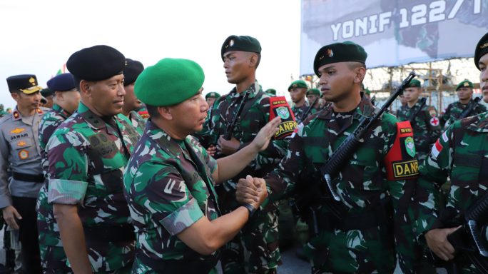Kasdam IM mewakili Pangdam IM mendampingi Panglima TNI berangkatkan Satgas Pamtas Statis RI – PNG Yonif RK 111/KB dan Yonif 122/TS