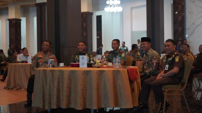 Pangdam IM menyaksikan kegiatan Kasad Award 2023 secara Virtual, bertempat di Gedung Malahayati Makodam IM.