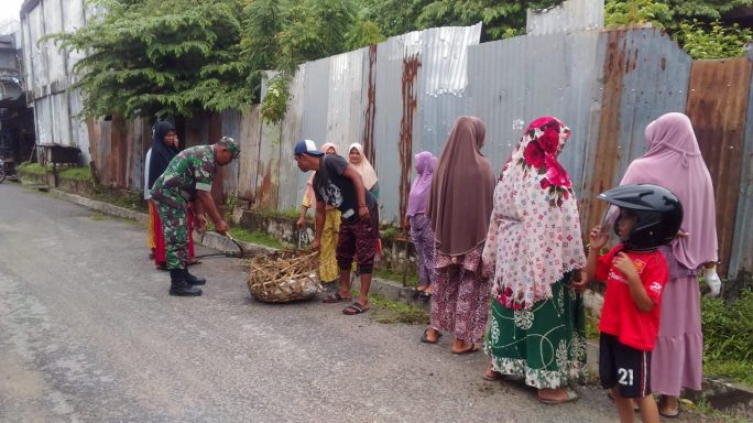 Dengan Semangat, Babinsa Koramil 05/Idr Bersama Warga Gotong Royong