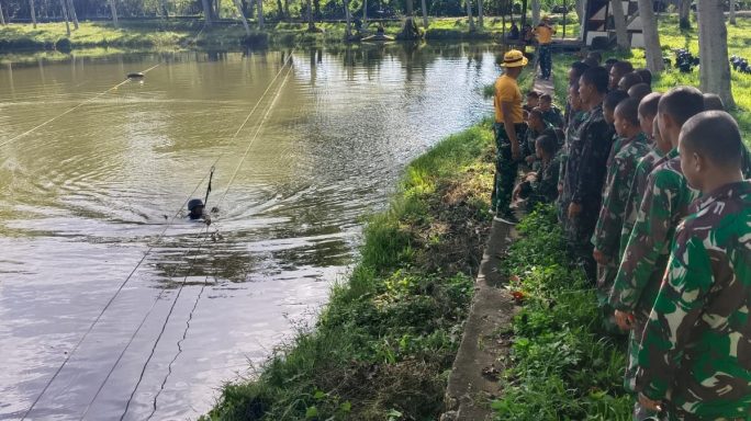 Siswa Dikmata Melaksanakan Latihan Renang Militer