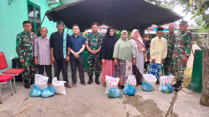 Jum’at Berkah Kodim 0103/Aut bagikan ratusan Paket Sembako di Syamtalira Aron