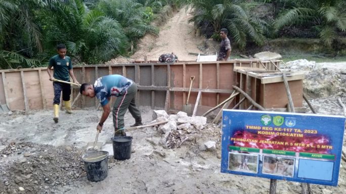 Satgas TMMD Kodim 0104/Atim, Lanjutkan Cor Pembuatan Jembatan
