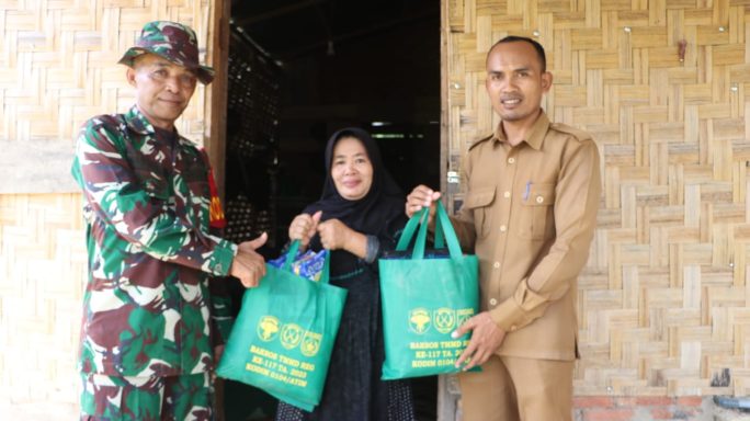 Satgas TMMD 117 Kodim Aceh Timur Serahkan Bingkisan Sembako Kepada Induk Semang