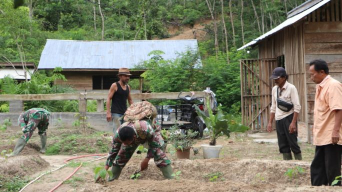 Disela Kesibukan, Satgas TMMD 117 Bantu Warga Tanam Bibit Cabe