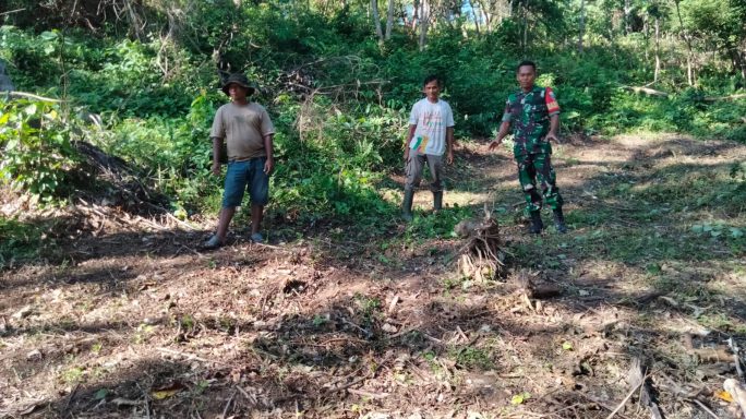Jalin Komsos, Babinsa Alur Mentawak Ingatkan Warga Bahaya Karhutla