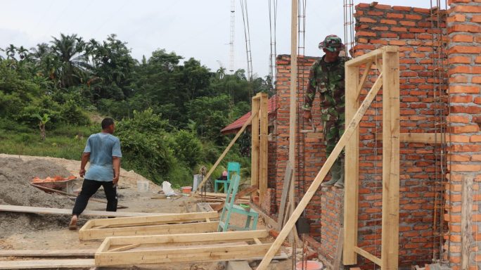 Satgas TMMD 117 Kodim Aceh Timur Mulai Pasang Kusen Pintu MCK