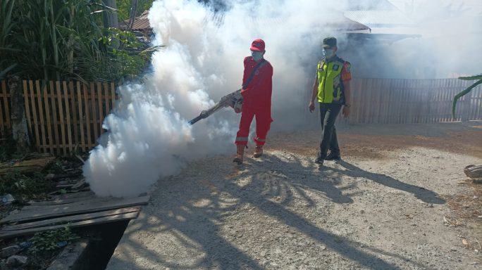 Peduli Kesehatan Masyarakat, Babinsa Bandar Baru Dampingi Petugas Dinkes Laksanakan Fogging