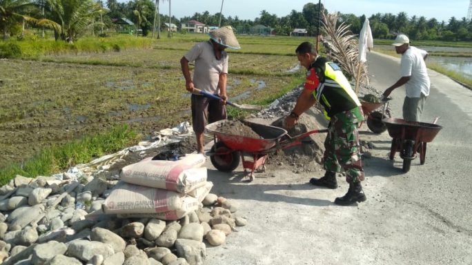 Babinsa Posramil Jeumpa Gotong Royong Bangun Parit Warga Desa