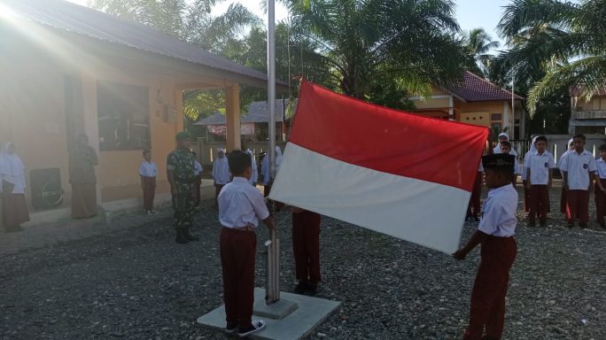 Taburkan Cinta Tanah Air Sejak Dini, Babinsa Koramil 10/Woyla Barat Jadi Irup Di SDN 1 Pasi Mali