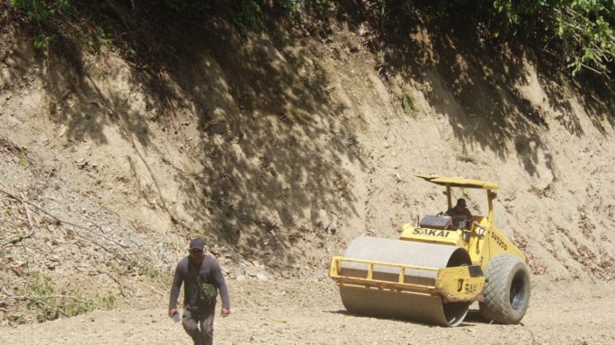 Lakukan Pemadatan Satgas TMMD Reguler Ke – 117 Kodim 0108/Agara Turunkan Alat Berat Compact