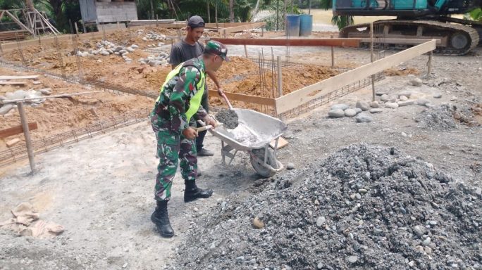Babinsa Koramil 01/SM Bantu Warga Angkut Material Rumah Wujudkan Tempat Tinggal Layak Huni