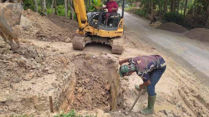 Satgas TMMD 117 Kodim 0104/Atim, Rangkai Besi Persiapkan Pembangunan Plat Beton