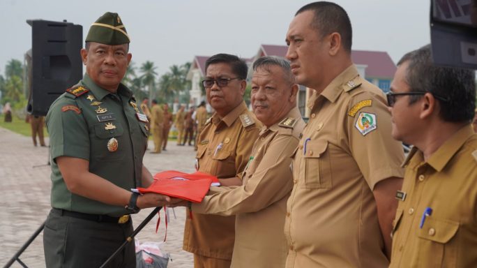 Jelang Peringatan HUT Kemerdekaan RI ke 78, Danrem 011/LW Laksanakan kegiatan Pembagian Bendera Merah Putih