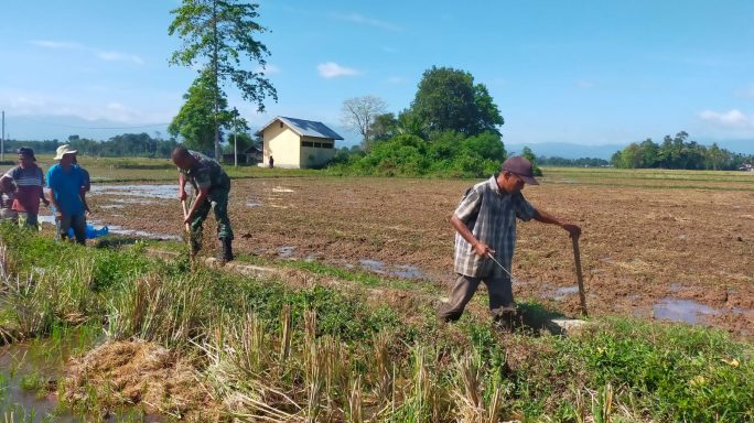 Maksimalkan Kebutuhan Air di Persawahan, Babinsa Mutiara Timur Bersama Petani Bersihkan Irigasi