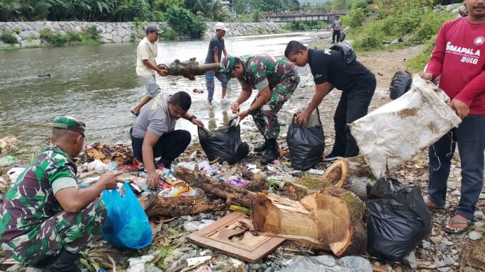 Aksi Peduli Lingkungan, Muspika Samadua Pimpin Pembersihan Sampah di Sungai Desa Gadang