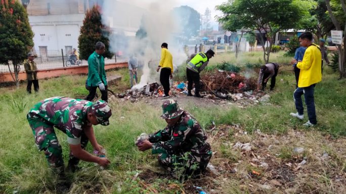 Melalui Gotong Royong TNI- Polri Perkuat Kebersamaan Untuk Kebersihan Lingkungan