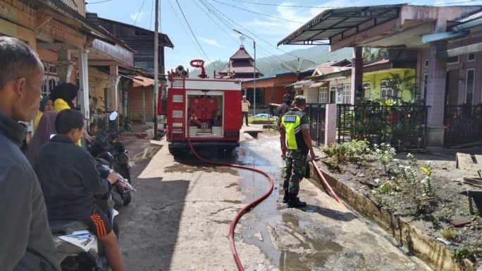 Antisipasi Banjir, Babinsa Gotong Royong Bersihkan Selokan bersama Damkar Dan Warga