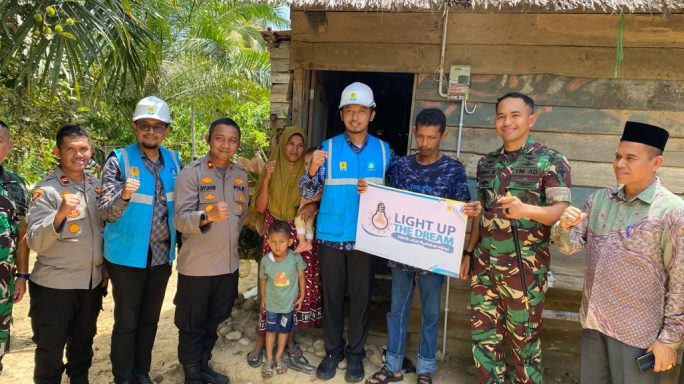 Dandim 0103/Aut Bersama PLN Pasang Listrik Gratis Untuk Warga Di Cot Girek