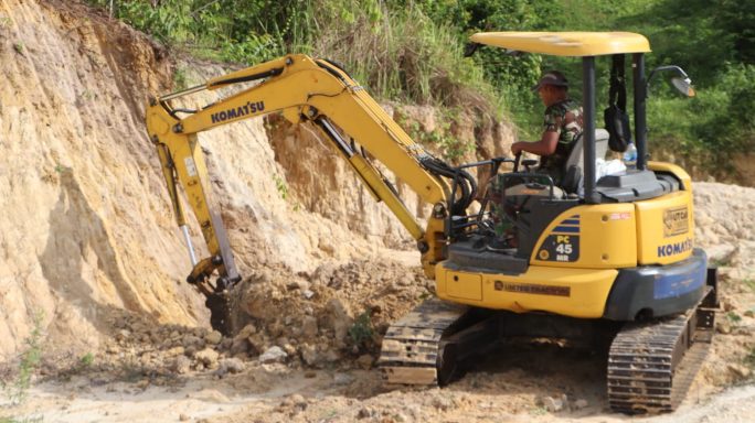 Medan Berat Tidak Jadi Penghalang Bagi Sertu Mariono Dalam Menyukseskan TMMD 117 Kodim Aceh Timur