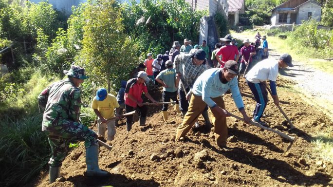 Wujudkan Kemanunggalan TNI dan Rakyat, Babinsa Bersama Warga Melaksanakan Gotong Royong