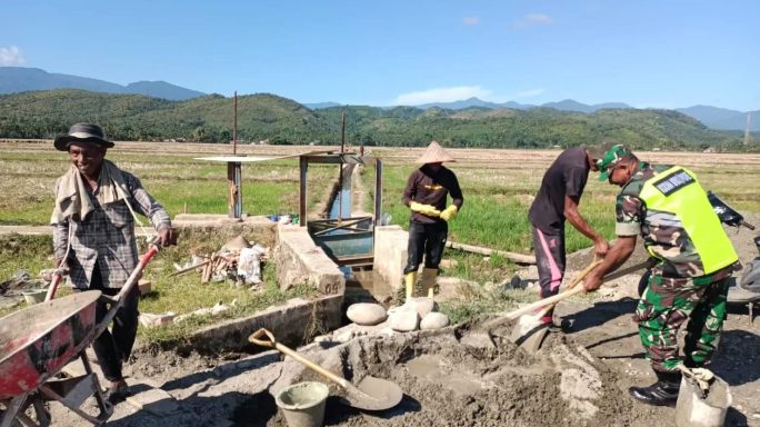 Wujudkan Sinergitas TNI Bersama Rakyat,Babinsa Meureudu Laksanakan Karya Bhakti