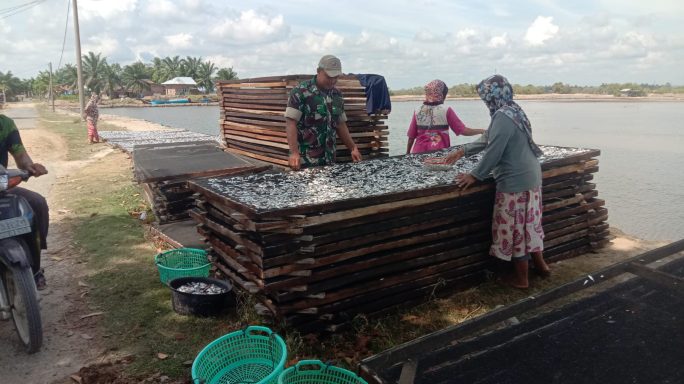 Manfaatkan Potensi Wilayah, Babinsa Koramil 07/Jlk Sambangi Warga Pelaku UMKM Pengolahan Ikan Asin