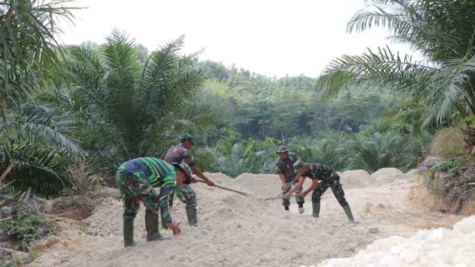 Program TMMD 117 di Desa Sukajadi Kebon Ireng Kini Berlanjut Proses Penimbunan Jalan