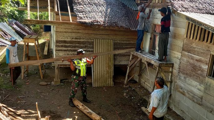 Selalu Ada Bersama Rakyat, Babinsa Koramil 08/Gandapura Bantu Renovasi Rumah Warga