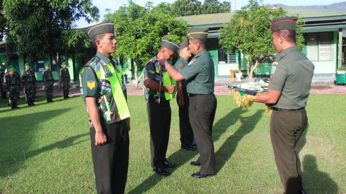 Menunjang Tugas Babinsa Di lapangan Dandim 0108/Agara Sematkan Rompi Babinsa