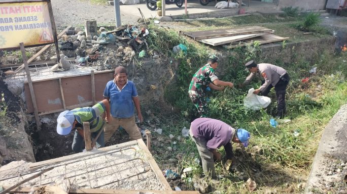 Tingkatkan Kebersihan Lingkungan, Anggota Koramil Kembang Tanjong Bersama Warga Bersihkan Drainase