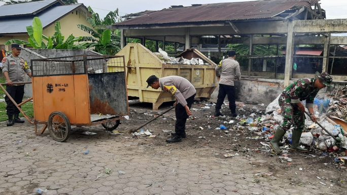 Anggota Koramil 06/Manyak Payed Bersama Forkopimcam Dan Masyarakat Tampak Kompak Melaksanakan Gotong Royong