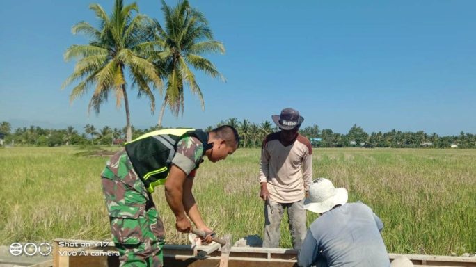 Ringankan Beban Petani, Babinsa Posramil Jeumpa Bantu Pembuatan Saluran Air