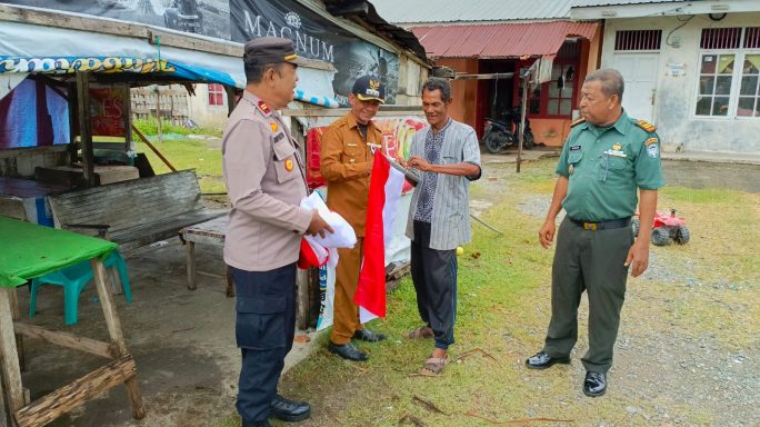 Forkopimcam Samatiga Bagikan Ratusan Bendera Merah Putih Kepada Warga Untuk Memupuk Rasa Nasionalisme