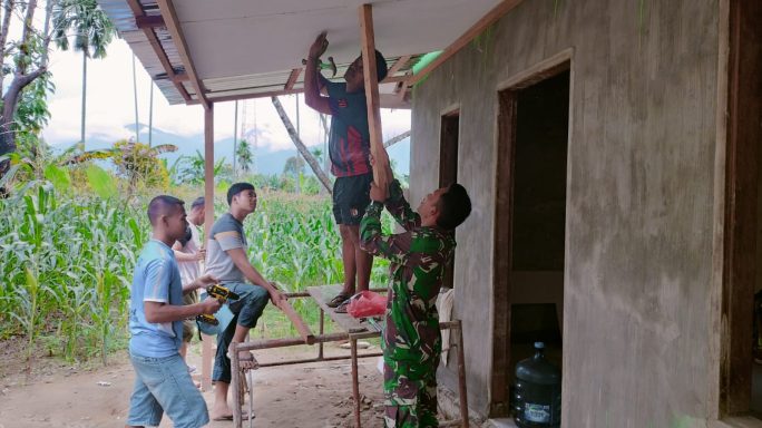 Percantik Rumah RTLH Sasaran 2 Anggota Satgas TMMD Reguler Ke – 117 Kodim 0108/Agara Bangun Teras