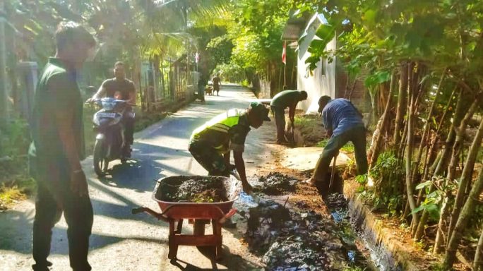 Babinsa Muko Jurong Gotong Royong Bersama Warga Bersihkan Selokan