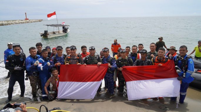 DANREM 011/LILAWANGSA KIBARKAN BENDERA MERAH PUTIH DIDASAR LAUT LHOKSEUMAWE