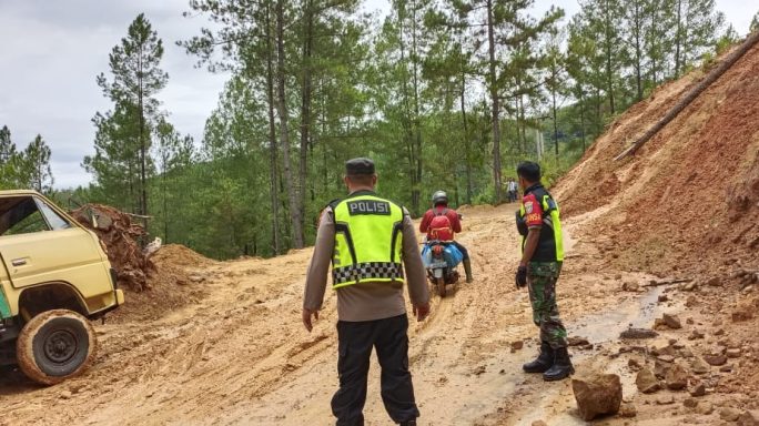 Sertu Yogi Arsahdi bersama Babinkantibmas turun kelokasi