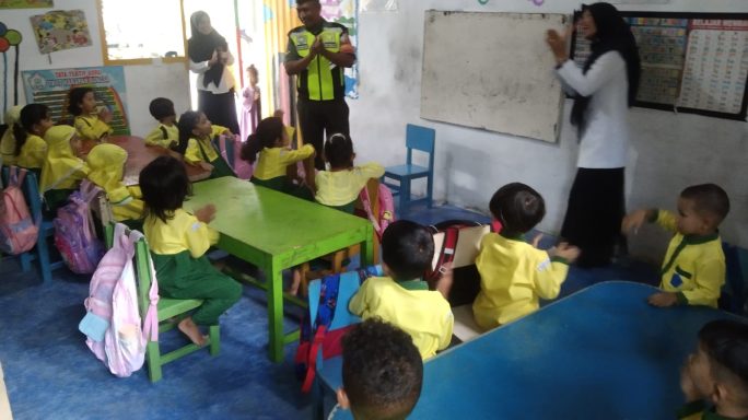 Babinsa Posramil Kuta Blang Komsos Bersama Guru Bahas Antusias Belajar Siswa TK