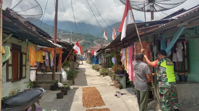 Anggota Satgas TMMD Reguler Ke 117 Kodim 0108/Agara bersama Babinsa Keliling Desa Ajak Warga Kibarkan Bendera Merah Putih