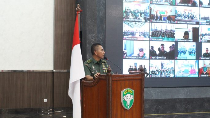 Kasdam IM memberikan pengarahan secara langsung dan Virtual kepada Bintara dan Tamtama lulusan 2021 s.d 2023 di Aula Yudha Gedung Malahayati, Makodam IM.