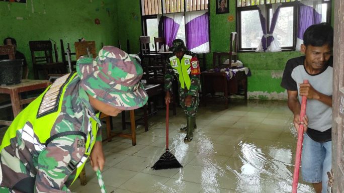 Babinsa Terus Berjibaku Bersihkan Sekolah Pasca Banjir