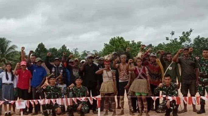 Satgas Pamtas RI- PNG Yonif RK 111/KB Pos Camp Modern Bersama Masyarakat Pedalaman Papua Melaksanakan Upacara HUT RI Ke 78 Dengan Pakaian Adat