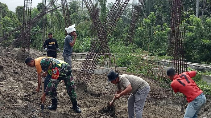 Mantapkan Kemanunggalan TNI dan Rakyat, Koramil 14/Para Ikut Gotong Royong di Ponpes Babusa’adah